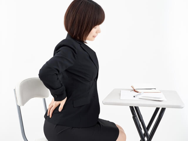 デスクワーク　腰歪む