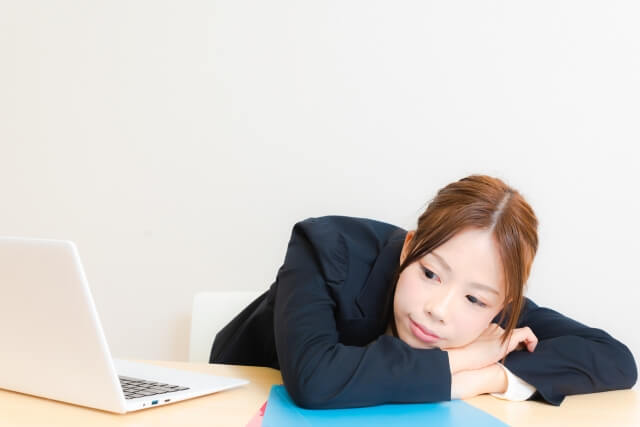 運藤不足な女性