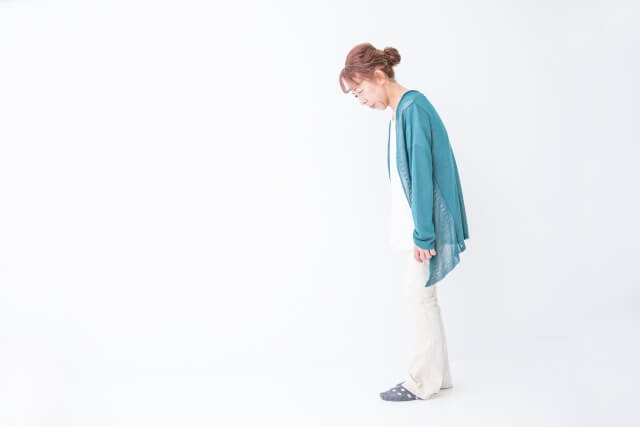 猫背の初老の女性