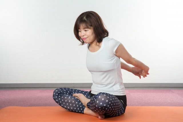 ストレッチする女性