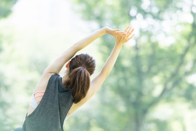 背中を伸ばす女性