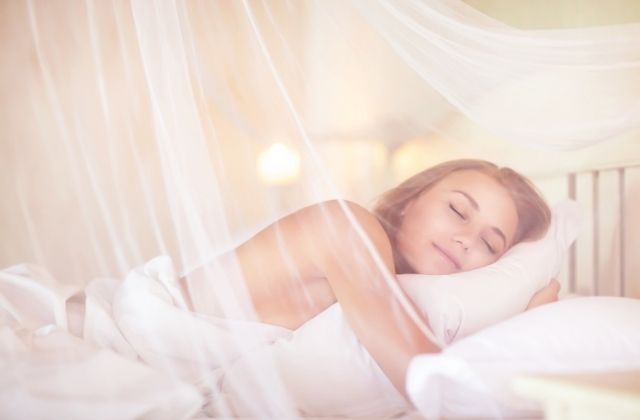 「寝返りすると腰が痛い」原因と「楽な寝方」をご紹介