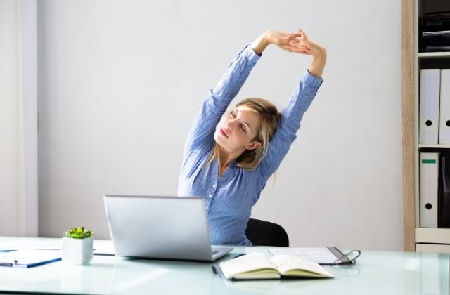 ストレッチで猫背の改善しよう