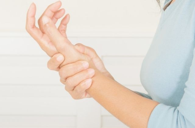 雑巾絞りの動きで手首が痛くなる原因とは？その症状「腱鞘炎」かも