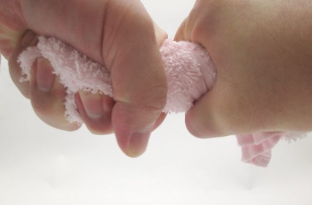 「雑巾絞り」の動きで手首が痛い原因「腱鞘炎」かも